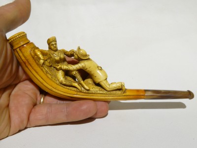 Smokes cigars in Meerschaum and horn - lovers
